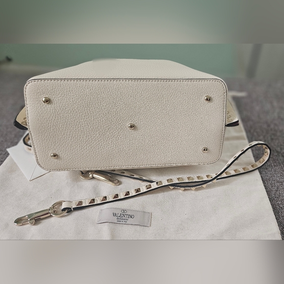 Valentino Garavani Rockstud Small East-West Leather Tote Bag Light Ivory - Picture 16 of 16